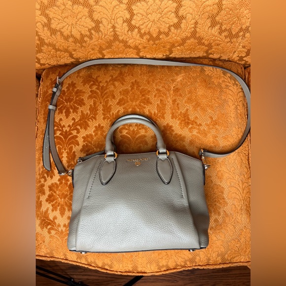 EUC Michale Kors leather crossbody in sage green - Picture 4 of 11